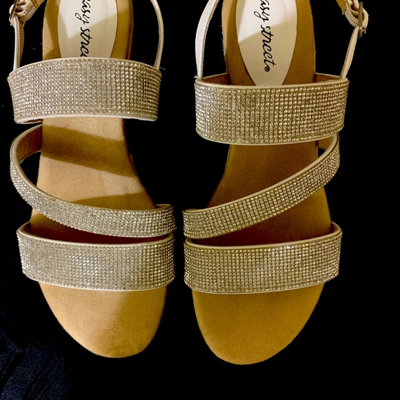 Woman’s fun sandals  from the FeelGood store - Picture 1 of 5